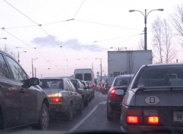 На ул. Черняховского образовалась пробка из-за столкновения автобуса и маршрутного такси
