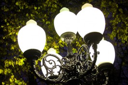 В четверг уличные фонари в Ленинградском районе зажгутся на полчаса позже