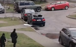 Очевидцы: На улице Гагарина в Калининграде упавший с крыши карниз повредил автомобиль (видео)
