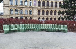 В сквере с поющим фонтаном в Калининграде устанавливают новые волнообразные скамейки (фото)