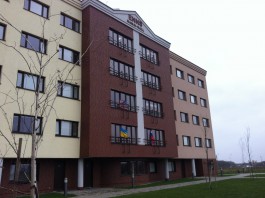 «Как паранойя»: литовцы возмутились российскими флагами на окнах студенческого общежития (фото)