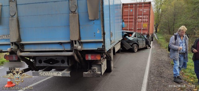 На трассе Калининград — Балтийск «Фольксваген» зажало между двумя грузовиками (фото)