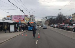 В центре Калининграда автомобиль сбил выходившую из трамвая пенсионерку