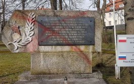 Вандалы осквернили доску на советском кладбище в 50 км от Калининградской области