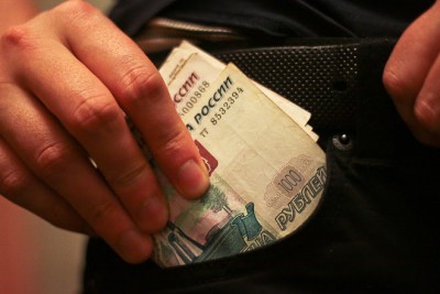 На улице Бедного ограбили калининградца на 62 тысячи рублей
