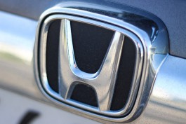 В Гвардейском округе «Хонда» врезалась в опору дорожного знака: 40-летний водитель погиб