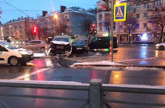 На Ленинском проспекте «Ауди» и «Мерседес» столкнулись на пешеходном переходе и повредили светофор