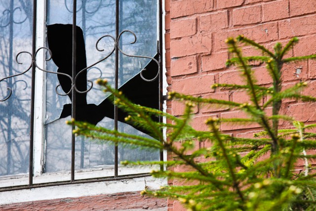 В Светлом пьяный мужчина разбил камнями окна в жилом доме