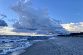 Власти Балтийска просят не посещать пляж в районе затонувшей баржи с боеприпасами