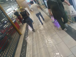Из-за сильного дождя подтопило торговый центр под Калининградом (фото)