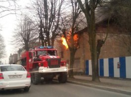 Из-за горящего дома перекрыто движение на улице Красносельской в Калининграде