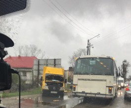 Под Калининградом фургон врезался в пассажирский автобус