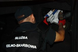 Польские таможенники нашли в туристическом автобусе из Калининграда более 1000 пачек сигарет