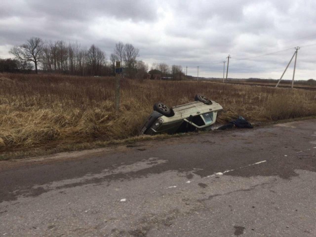 В Гурьевском округе «Мерседес» вылетел в кювет и опрокинулся: погиб водитель