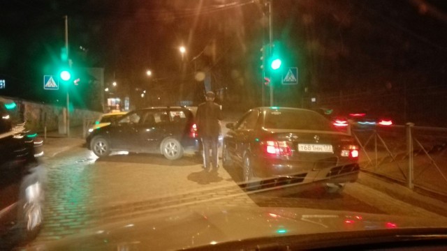 На ул. Донского столкнулись «Ниссан» и «Тойота»: водители объезжают пробку по тротуарам