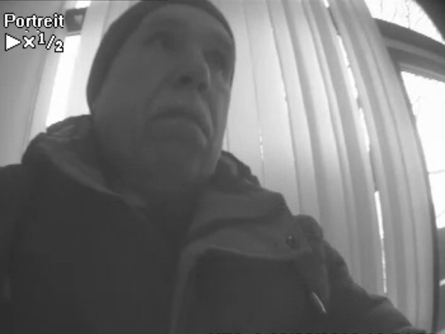 В Калининграде полицейские разыскивают подозреваемого в краже 140 тысяч рублей из банкомата (видео)