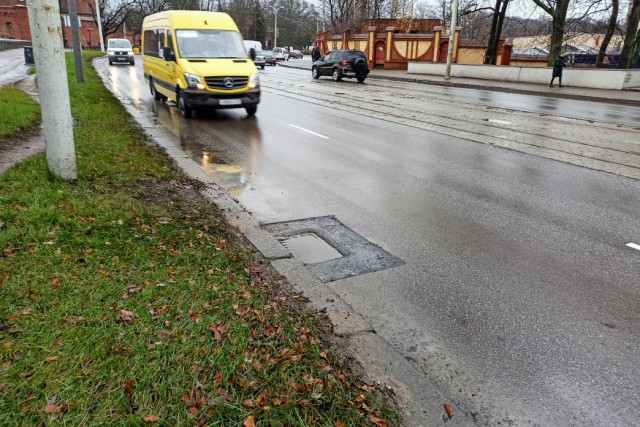 Дорожники начали ремонт канализационных люков на нескольких улицах Калининграда