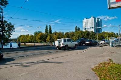 На острове Октябрьский ремонтируют мост: движение транспорта затруднено