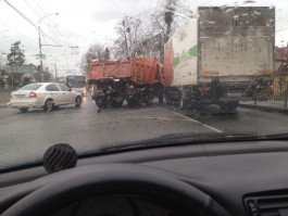 На проспекте Победы в Калининграде столкнулись фура и грузовик