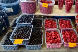 «Нетипичный сезон»: какие ягоды и за сколько можно купить в Калининграде 