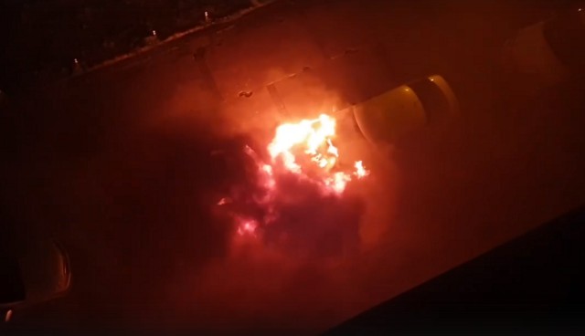 Машина — огонь: в Китае загорелся электрокар на стоянке. Вспыхнули еще несколько автомобилей. Видео