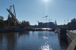 На мосту на остров Канта в Калининграде начали устанавливать 20-метровый пилон