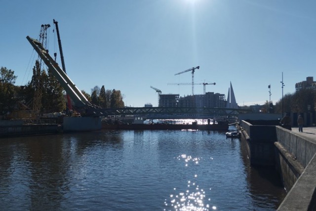 На мосту на остров Канта в Калининграде начали устанавливать 20-метровый пилон