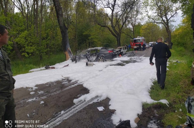 Очевидцы: На балтийской трассе две машины загорелись после столкновения, погибли люди (видео)