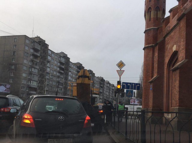 На пересечении улиц Гагарина и Фрунзе отключился светофор: образовалась пробка