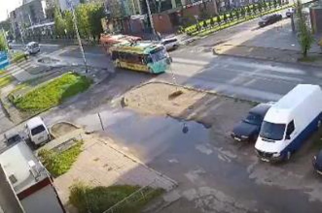 Очевидцы опубликовали видео ДТП автобуса и троллейбуса на улице Громовой в Калининграде