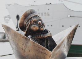 На набережной Музея Мирового океана в Калининграде установили хомлина в кораблике