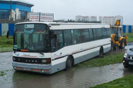 «Лучше на лодке»: в Калининграде из-за дождя затопило улицу Елизаветинскую на Сельме (видео)