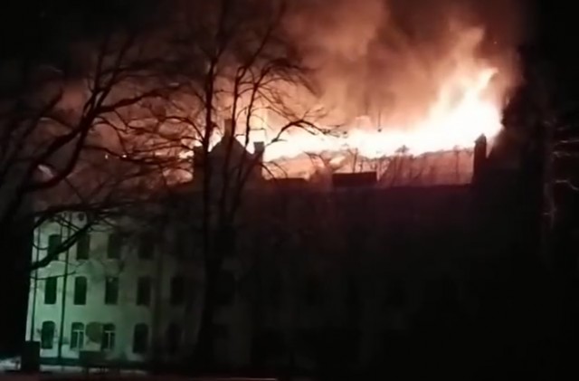 В Низовье горит бывшее здание учительской семинарии XIX века