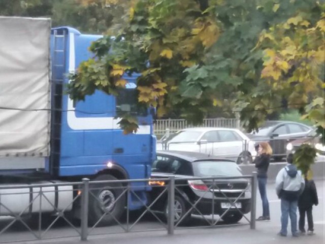 На Московском проспекте в Калининграде столкнулись фура и легковушка: образовалась пробка