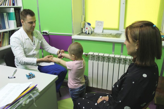 Калининградские врачи спасли трёхлетнюю девочку, на которую упала металлическая дверь