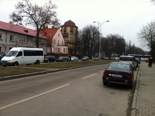 На ул. Кутузова в Калининграде столкнулись БМВ и маршрутка: образовалась пробка (фото)