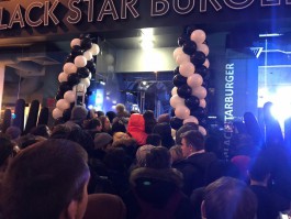 Калининградцы выстроились в очередь к новому ресторану Black Star Burger (видео)