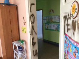 В детском саду в Знаменске вандалы разрисовали стены краской, курили сигареты и пили пиво (фото)