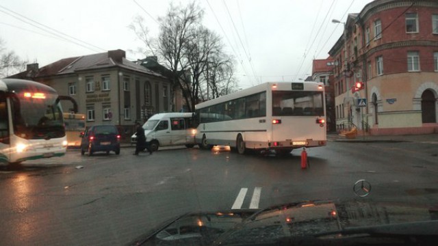 Утром на двух улицах Калининграда столкнулись автобусы и маршрутки
