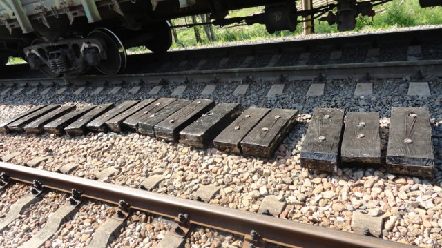 В Калининградской области пограничники нашли пять тысяч пачек сигарет в вагоне с углём