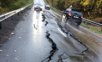 Из-за подтопления закрыли часть автодороги под Гвардейском (фото)