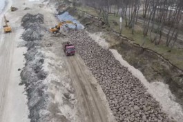 «Горы песка и камней»: как восстанавливают берег в Куликово после штормов