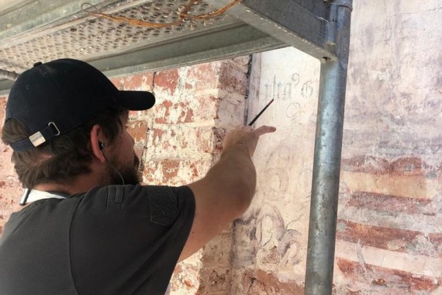 Петербургский реставратор начал изучать древние фрески, найденные в замке Нойхаузен