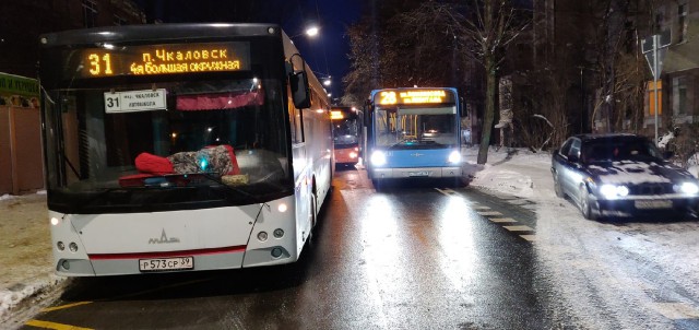 Очевидцы: На улице Комсомольской в Калининграде столкнулись три рейсовых автобуса