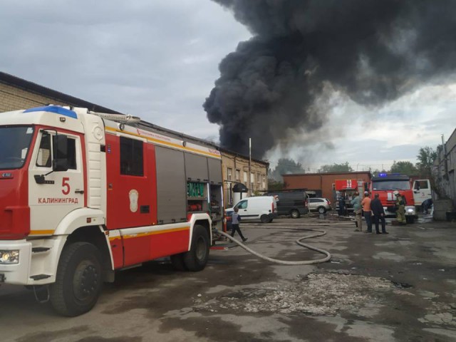 МЧС: При пожаре на Сельме сгорели три бокса мастерских и два автомобиля