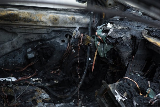 Ночью в арке у гостиницы «Калининград» загорелся автомобиль с польскими продуктами