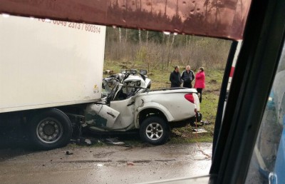 На балтийской трассе внедорожник влетел под фуру: движение затруднено