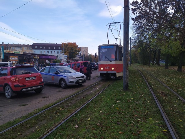 На улице Яналова неправильно припаркованная машина ВАИ заблокировала движение трамваев (фото)
