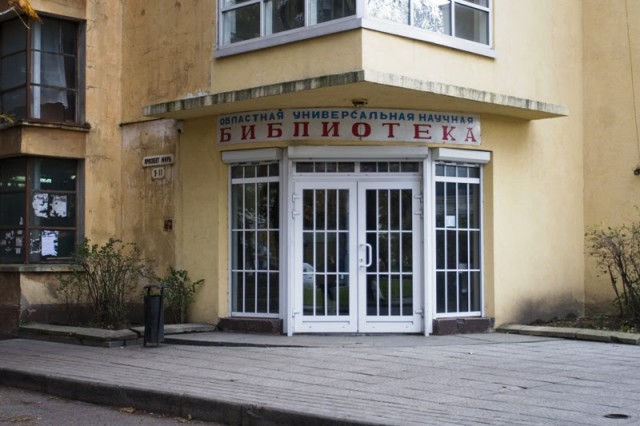 Движение в районе областной библиотеки в Калининграде закрывают из-за ремонта фасада