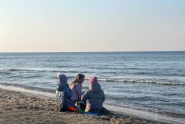 &laquo;На солнечном берегу&raquo;: как калининградцы провели первый в этом году тёплый день на море (фото)